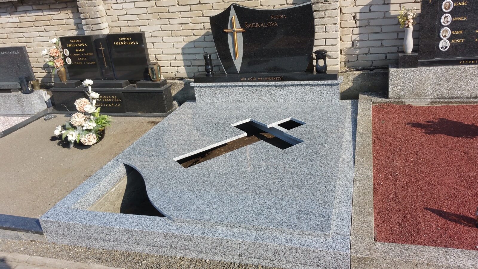 Pomníky a krycí desky