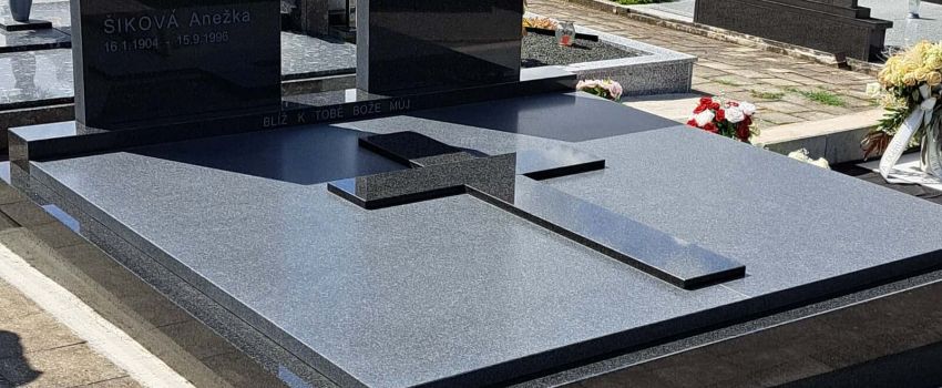 Pomníky a krycí desky